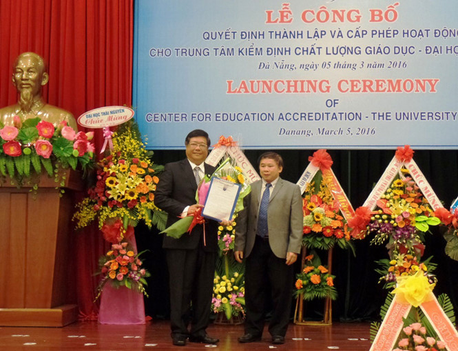 Bộ GD-ĐT trao quyết định thành lập Trung tâm Kiểm định chất lượng giáo dục - Đại học Đà Nẵng. Ảnh: 