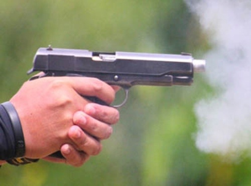 Đoàn Văn Tam về trụ sở lấy khẩu K54 quay lại nhà người tình rồi nổ súng.