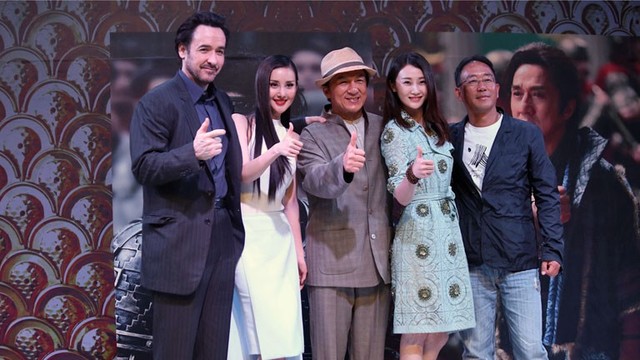 Đoàn làm phim Kiếm Rồng trong lễ ra mắt phim ở Thượng Hải
