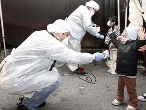 Kiểm tra phóng xạ cho người dân ở tỉnh Fukushima (Nhật Bản)