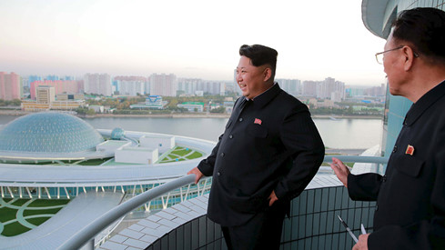 Lãnh đạo Triều Tiên Kim Jong-un tỏ ra hài lòng mỹ mãn trước sự phát triển của Bình Nhưỡng. Ảnh: Reuters