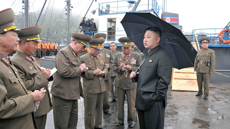 Nhà lãnh đạo Triều Tiên Kim Jong-un trong một chuyến thị sát