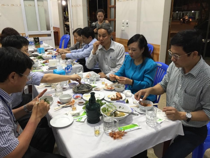 Bứcảnh ăn hải sản Hà Tĩnh trên Facebook bà Kim Tiến