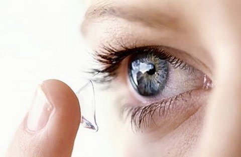 Trong mắt người đep kính áp tròng có nhiều vi khuẩn gây hại hơn mắt người bình thường