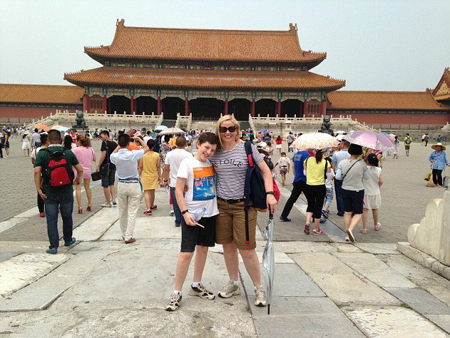 Will chụp ảnh lưu niệm cùng mẹ tại  Trung Quốc 