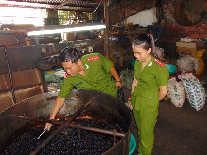 Lực lượng chức năng kiểm tra lò sấy đậu nành trong cơ sở chế biến cà phê bẩn