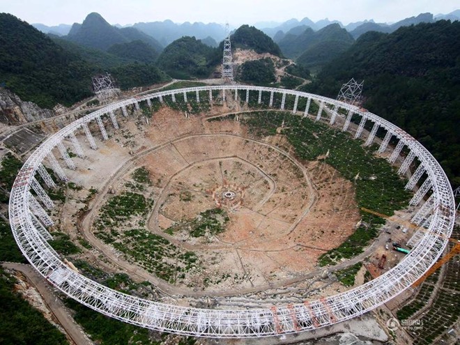 FAST, kính thiên văn lớn nhất thế giới, tọa lạc tại tỉnh Quý Châu, Trung Quốc