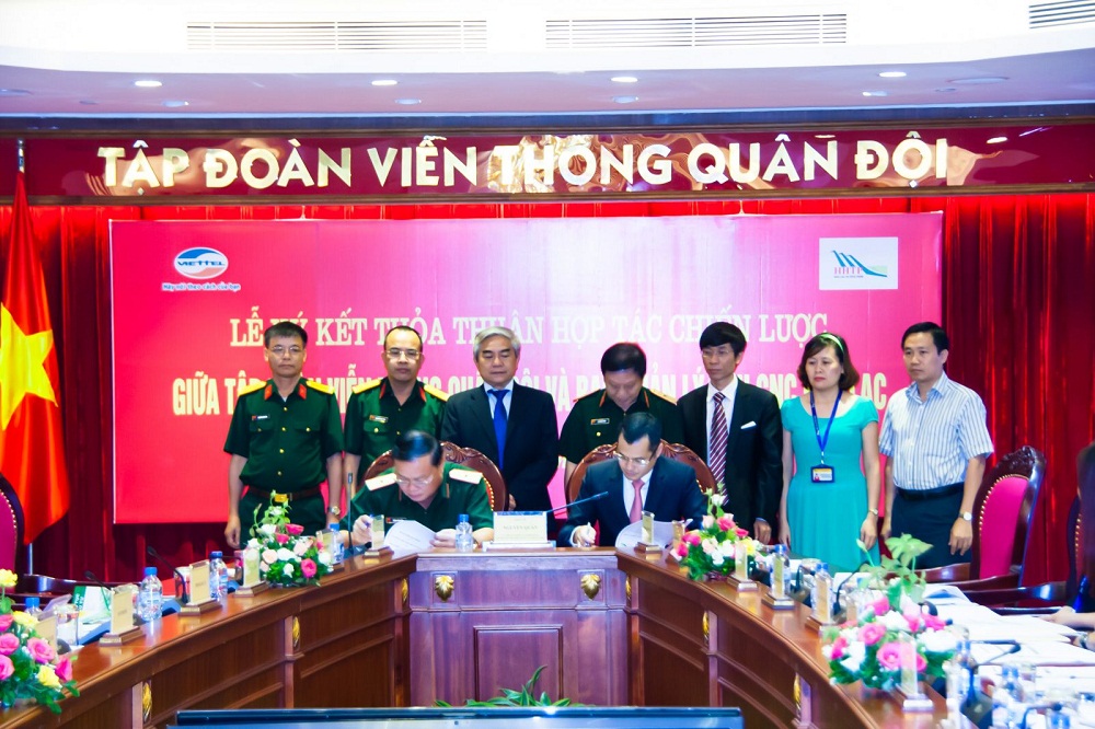 Đồng chí Nguyễn Quân, Ủy viên Trung ương Đảng, Bộ trưởng Bộ Khoa học và Công nghệ và các đại biểu chứng kiến lễ ký kết.