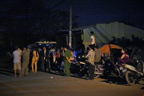 Rất đông người dân tụ tập gần hiện trường vụ nam thanh niên lao vào tàu hỏa tự sát ở Đồng Nai
