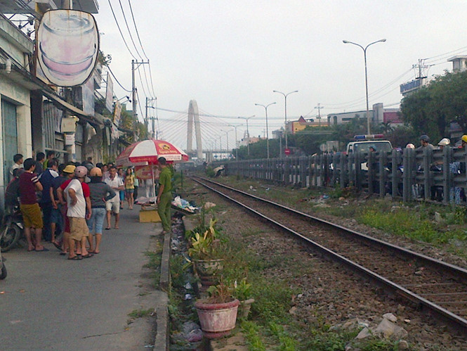 Đầu tháng này cũng xảy ra một vụ lao vào tàu hỏa đang chạy để tự sát ở Đà Nẵng