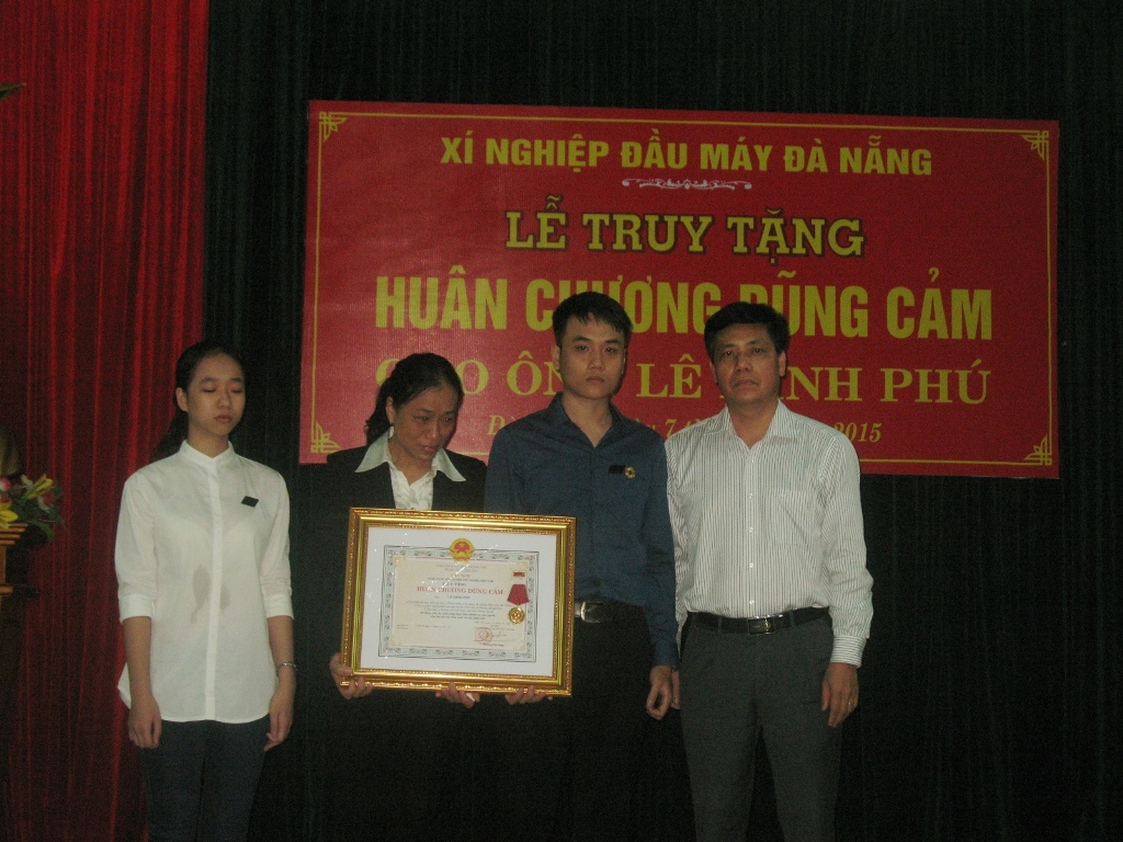 Vợ và con của lái tàu Lê Minh Phú thay mặt  nhận Huân chương dũng cảm