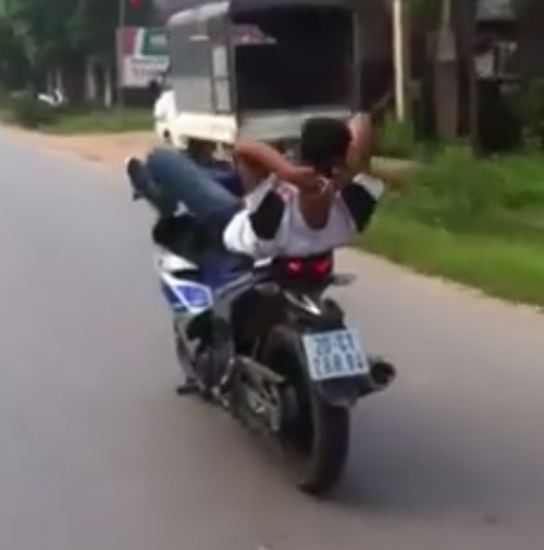 Hiện công an tỉnh Thái Nguyên đang khẩn trương truy tìm nam thanh niên lái xe máy bằng chân nói trên
