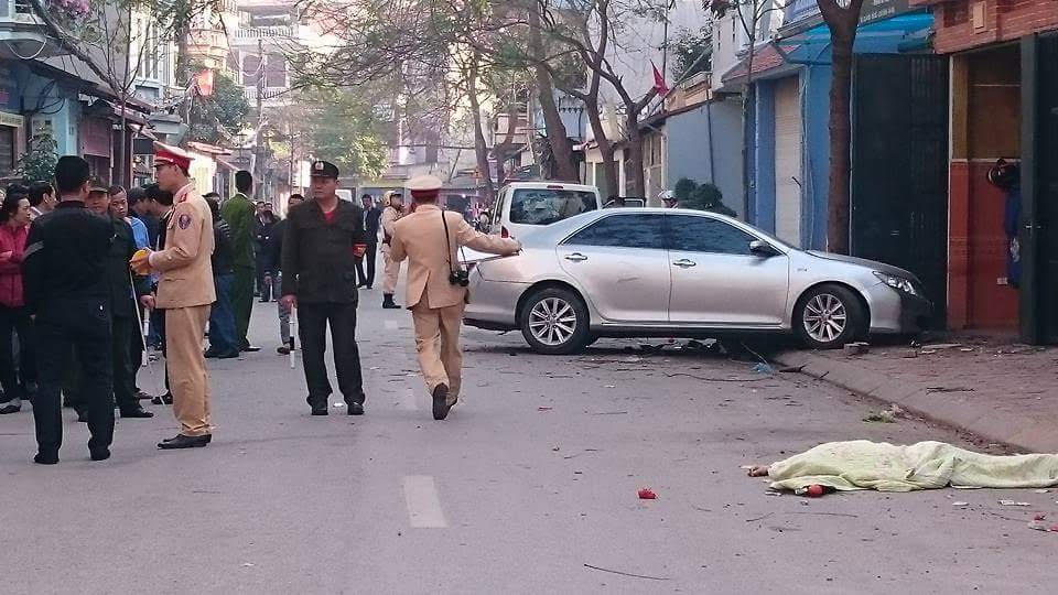 Hiện trường vụ tai nạn đặc biệt nghiêm trọng xảy ra ở phố Ái Mộ (Long Biên, Hà Nội)