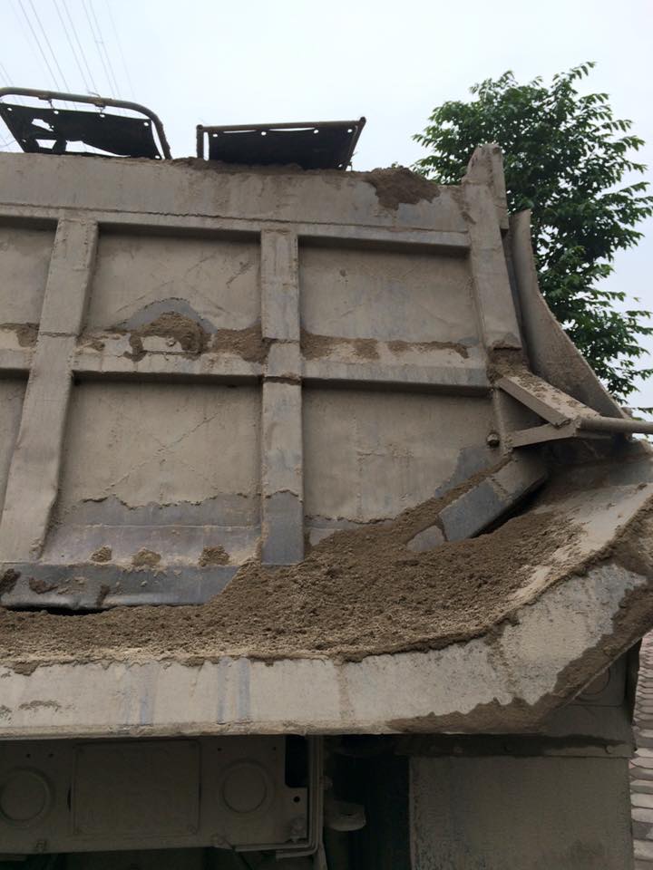 Chiếc xe tải này để lại nhiều cát bám vào phía sau thùng 