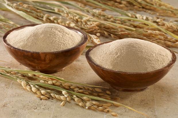 Ngoài tác dụng làm đẹp và nuôi dưỡng da, cám gạo còn được sử dụng như nước tẩy trang an toàn 