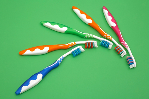Bàn chải đánh răng dĩ nhiên là để vệ sinh răng miệng, nhưng chúng cũng làm một dụng cụ làm đẹp đa năng