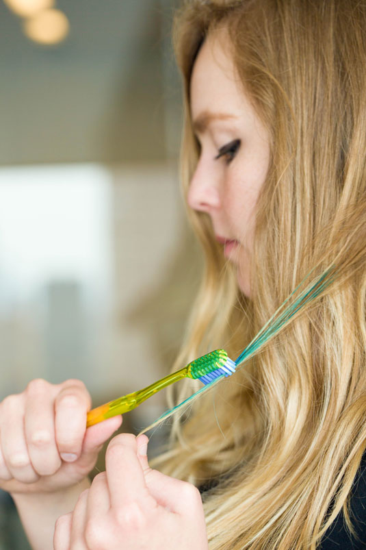 Chỉ cần một chiếc bàn chải đánh răng cũ là việc làm đẹp với thuốc nhuộm tóc đã dễ dàng hơn rất nhiều