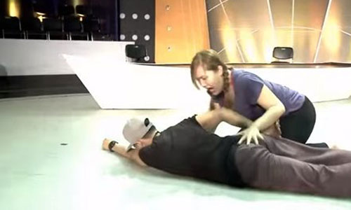 L&acirc;m Vinh Hải bất ngờ ng&atilde; quỵ bất tỉnh tr&ecirc;n s&agrave;n tập