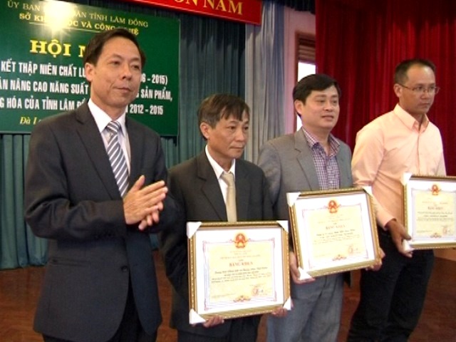 3 tập thể được UBND tỉnh Lâm Đồng tặng bằng khen vì đã có thành tích trong thực hiện dự án năng suất chất lượng hàng hóa tỉnh Lâm Đồng giai đoạn 2012-2015.