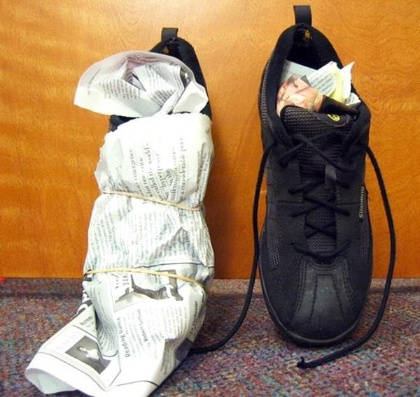 Giấy báo thấm hút nước và hơi ẩm từ bên trong giúp giày khô tự nhiên