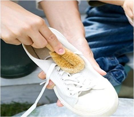 Nếu giày bị bẩn, hãy giặt sạch trước khi sấy
