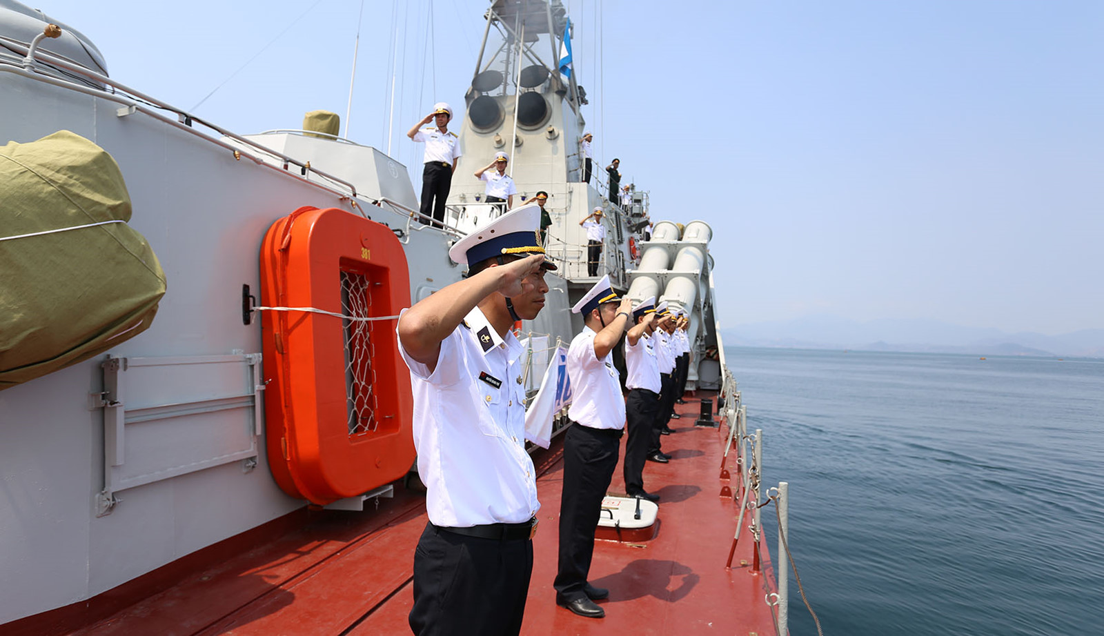 Cán bộ chiến sĩ tàu tên lửa 381 và Lữ đoàn 126, Đặc công Hải quân chào cảng trước khi lên đường làm nhiệm vụ
