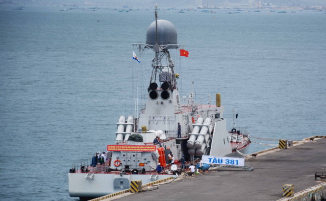 Tàu chiến 381 tại khu vực cầu cảng trong quân cảng Cam Ranh. 