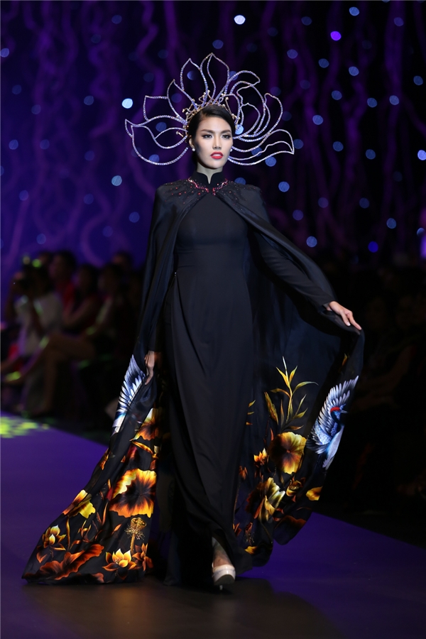 Lan Khuê ‘vượt mặt’ Phạm Hương về độ khủng của trang phục trình diễn