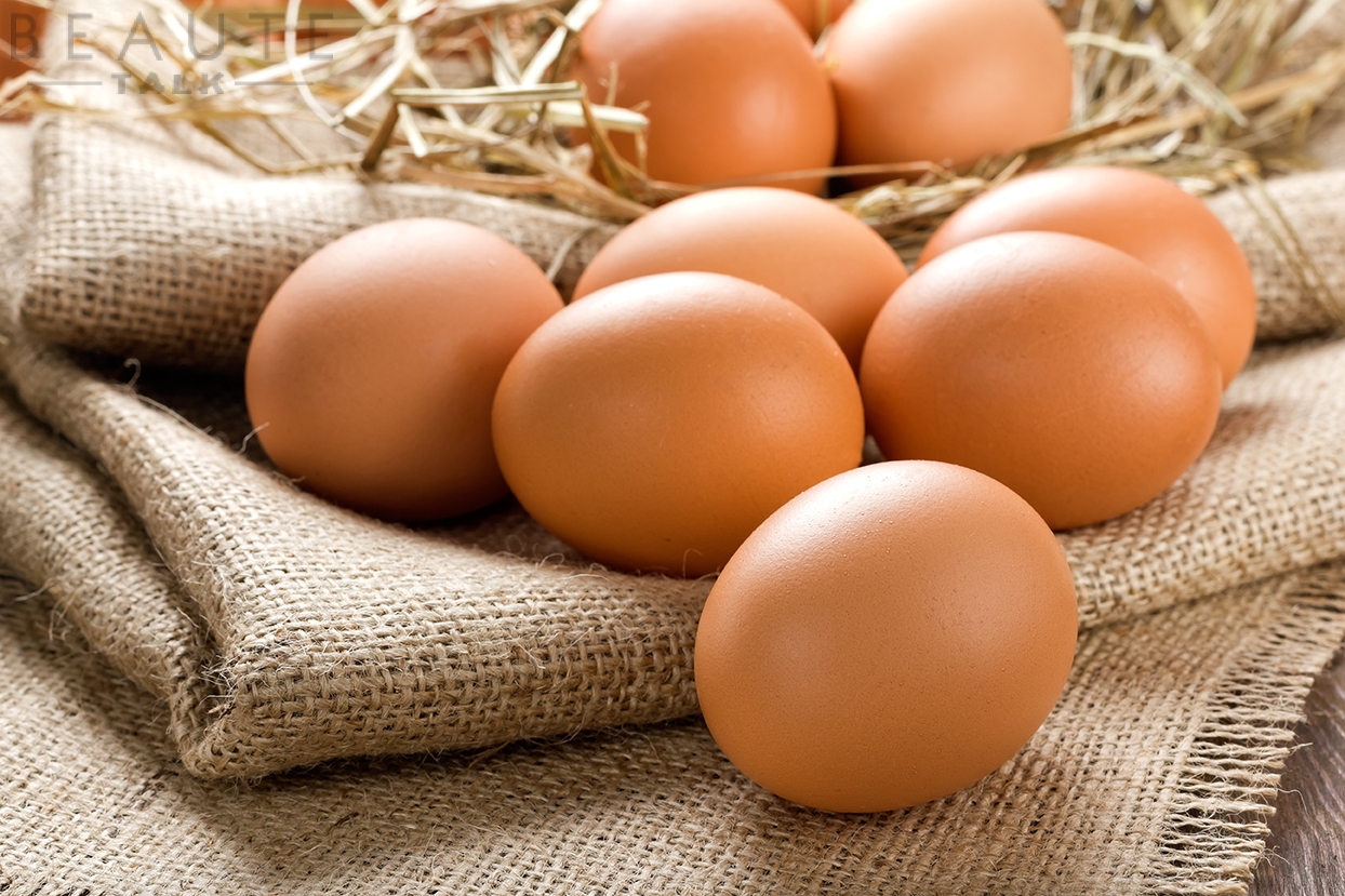 Giữ trứng tươi lâu  Với trứng, việc bảo quản trong tủ lạnh sẽ giúp trứng giữ được chất dinh dưỡng cần thiết. để Giữ trứng tươi lâu, hãy lau qua vỏ trứng bằng dầu thực vật trước khi cho vào tủ lạnh bảo quản, trứng sẽ tươi thêm vài tuần sau đó.   