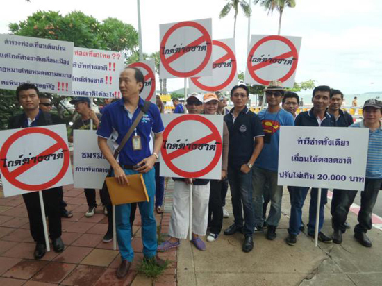Vì sao cảnh sát Thái Lan tạm giữ 100 hướng dẫn viên du lịch nước ngoài?