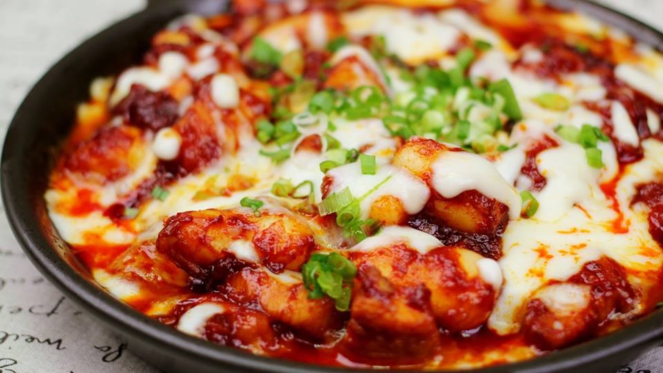 Cách làm gà cay phô mai không cần lò nướng chuẩn vị Hàn Quốc