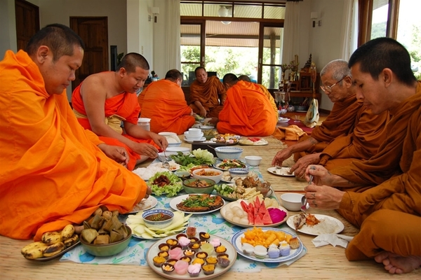 Các Phật tử tiến hành ăn chay, không sát sinh vào ngày Đại lễ Phật Đản