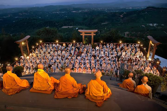 Vào ngày lễ Phật Đản, các thiền sư tổ chức giảng kinh cho các Phật tử 