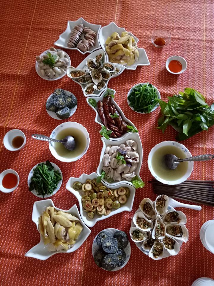 Mâm cơm gia đình mang hình đất nước Việt Nam vô cùng độc đáo