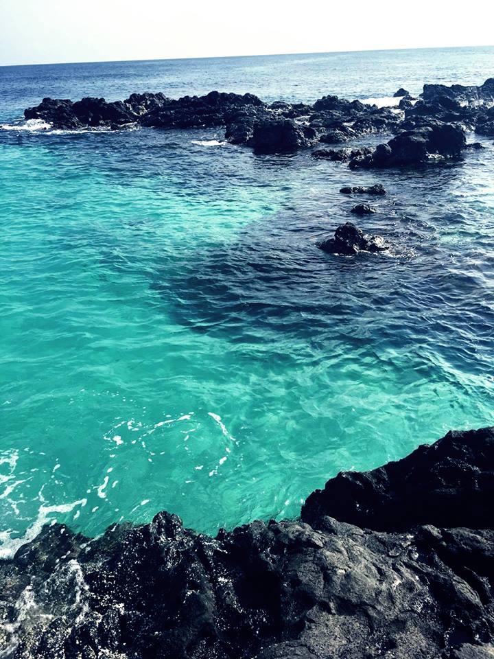  Vào những ngày nắng đẹp, nước biển ở đảo Bé Lý Sơn trong xanh màu ngọc bích