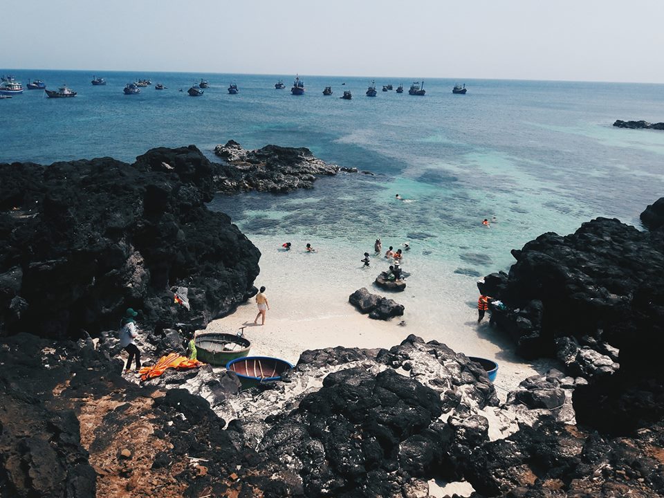 Nhiều du khách đến đảo Bé để tắm biển dưới làn nước trong xanh mát lạnh