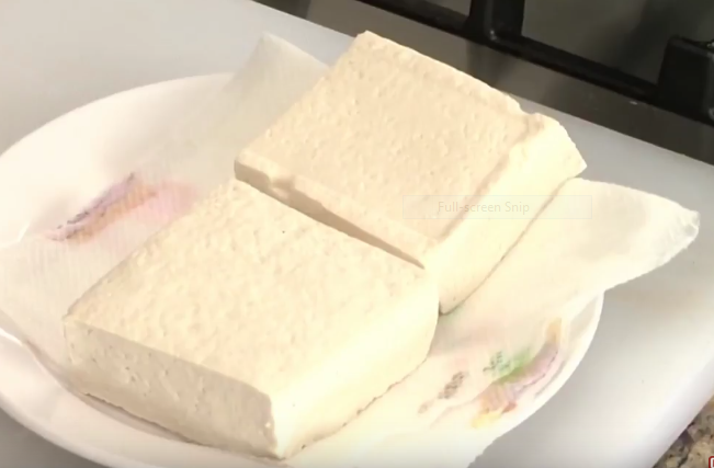 Để đậu phụ trên một miếng vải hoặc giấy ăn để thấm khô đậu