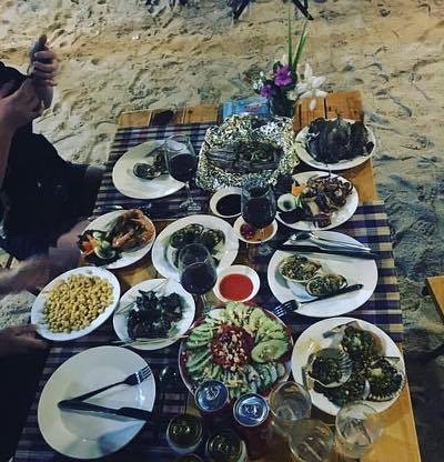 Du khách có thể tự tổ chức những bữa hải sản bên bờ biển tại Cô Tô