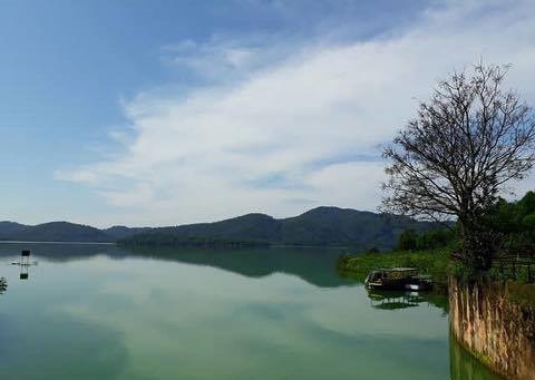 Hồ Kẻ Gỗ là một hồ nước ngọt rộng lớn ở tỉnh Hà Tĩnh