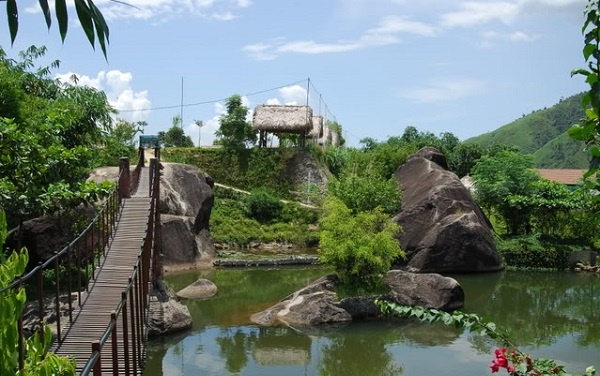 Suối Lương là một địa điểm du lịch được nhiều người yêu thích thuộc núi Hải Vân
