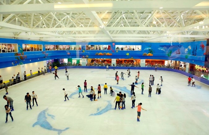 Sân trượt băng rộng lớn ở Royal City được nhiều thiếu niên yêu thích