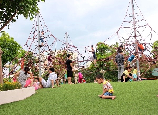 Công viên Nghĩa Đô với những bãi cỏ rộng lớn là địa điểm vui chơi tuyệt vời cho các bé