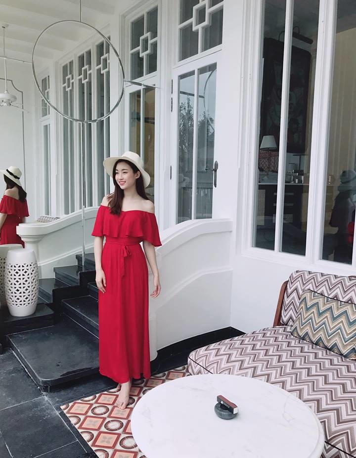 Hoa hậu Đỗ Mỹ Linh dịu dàng trong chiếc váy maxi khoe vai trần màu đỏ.