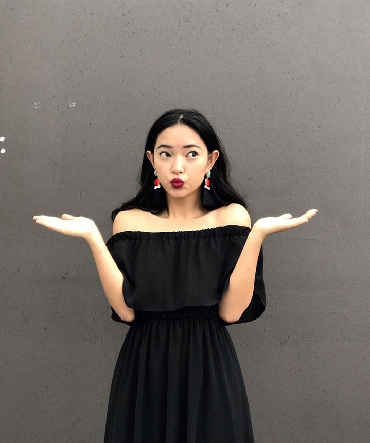 Fashionista Châu Bùi cũng lựa chọn một chiếc váy trễ vai màu đen đơn giản mà tinh nghịch.