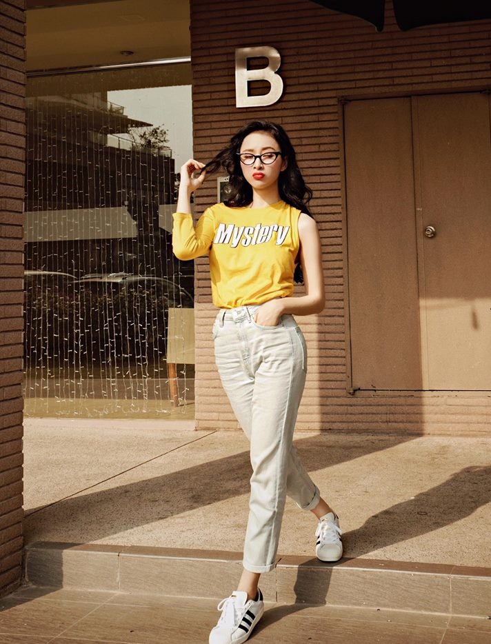 Trái ngược với Yến Trang, Angela Phương Trinh phối quần trắng xám cùng áo phông vàng để tạo cảm giác trẻ trung, tinh nghịch