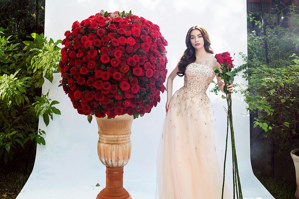 Hồ Ngọc Hà đẹp lộng lẫy bên hàng trăm bông hoa hồng trong bộ ảnh mới