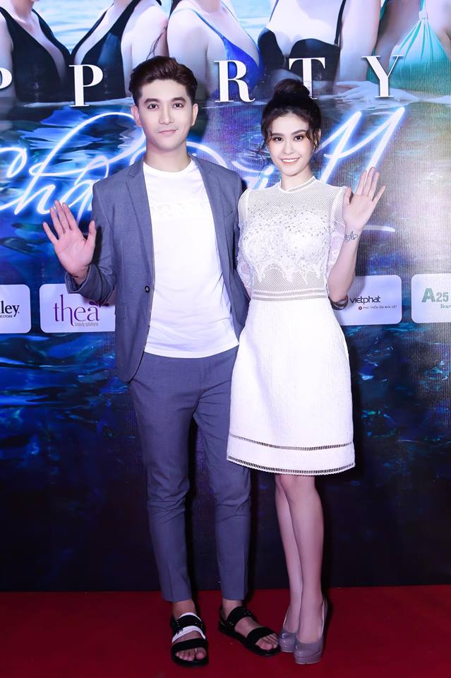 Trương Quỳnh Anh diện váy trắng tinh khôi xuất hiện cùng Tim tại Đêm hội chân dài 11
