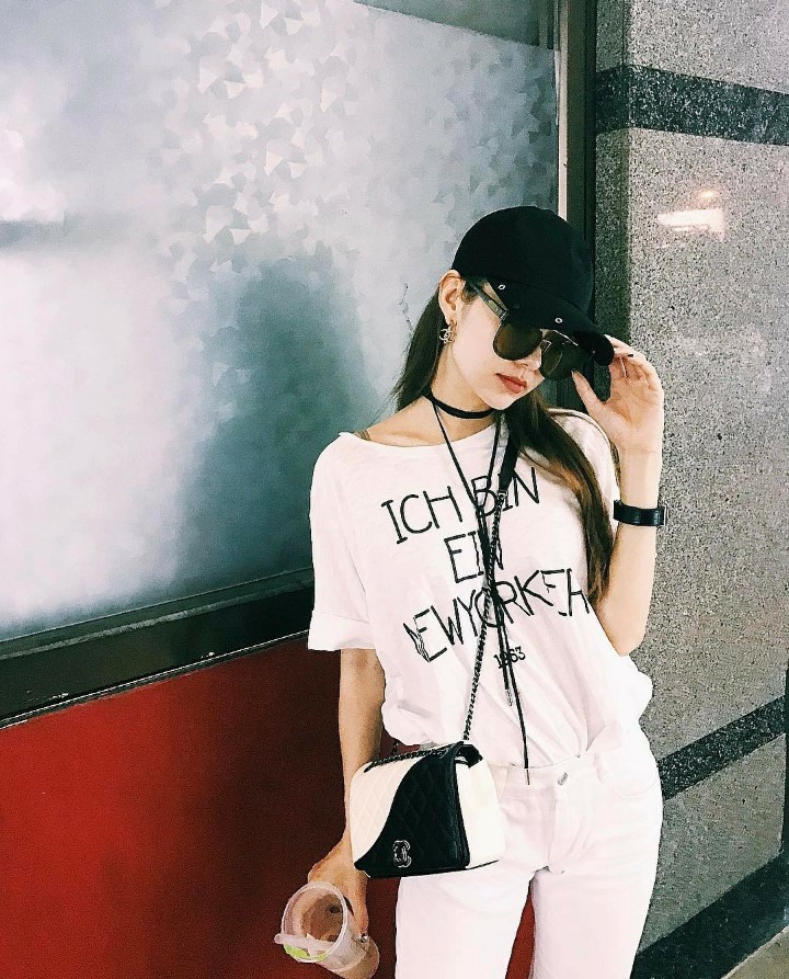 Ca sĩ Minh Hằng lựa chọn áo pull trắng cùng short cùng tông màu đem lại cảm giác nhẹ nhàng, dễ chịu và vẫn 'cực chất'