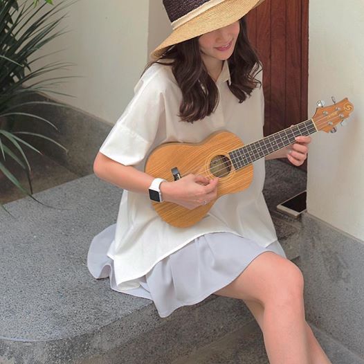 Hotgirl Minh Đoàn (SunHT) cũng lựa chọn một chiếc sơ mi trắng oversize mix cùng chân váy màu xánh tím nhẹ nhàng. Với kiểu dáng và màu sắc như vậy, bộ trang phục của SunHT mang đến nguồn cảm hứng tuyệt vời cho những ngày nắng nóng. 