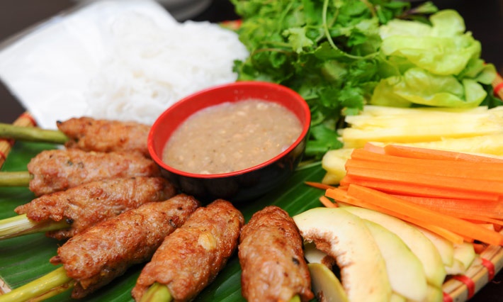 Nem lụi là một món ăn đặc trưng của ẩm thực Huế